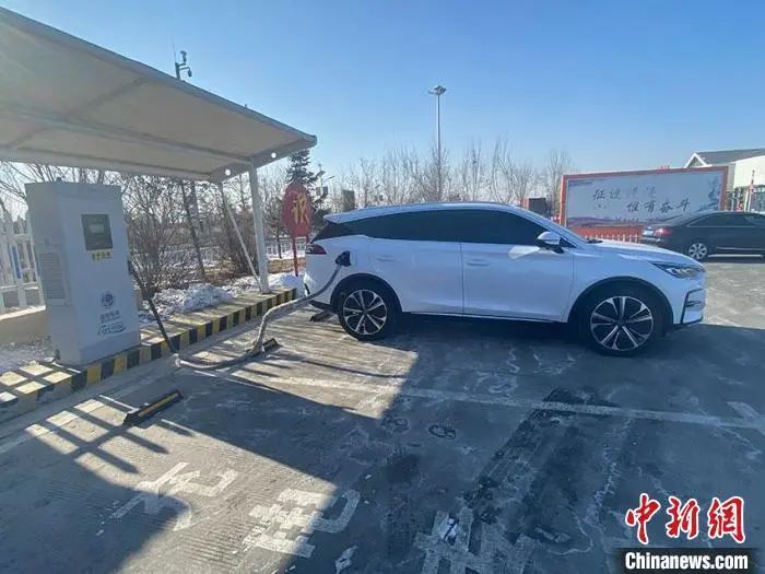 資料圖：新能源汽車正在充電。李丹 攝